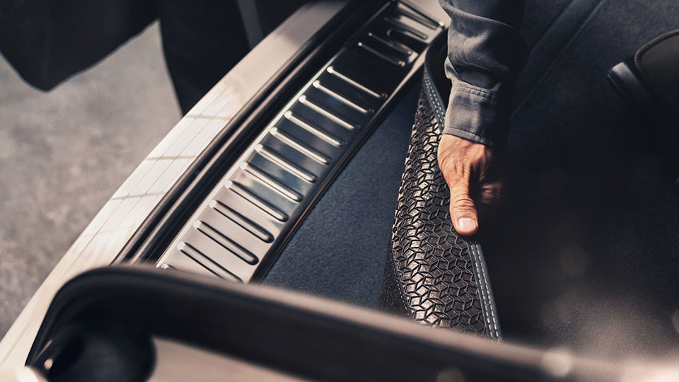 Reversible luggage compartment mat with leather edging and loading edge protection