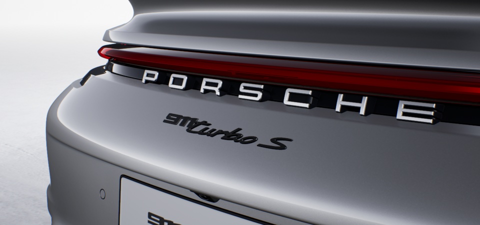 'Porsche'-logo in Zwart, zijdeglans en type-aanduiding in Zwart, hoogglans
