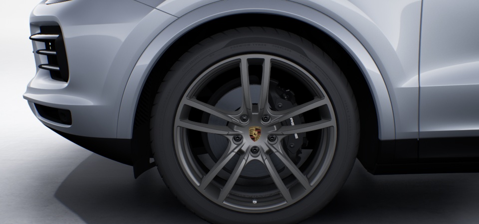 21吋 Cayenne Turbo Design 輪圈施以消光鉑銀色烤漆，含車身同色輪拱造型