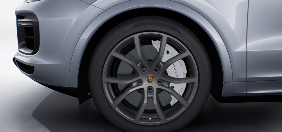 21吋 Cayenne Exclusive Design 輪圈施以消光鉑銀色烤漆，含車身同色輪拱造型