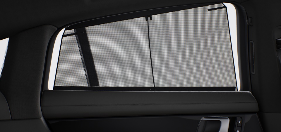 后排后方的电动遮阳卷帘和后侧车窗电动遮阳卷帘