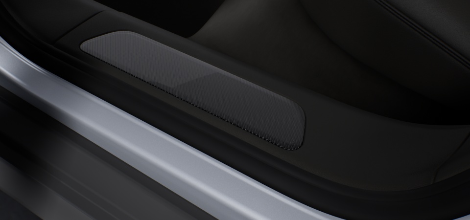 Door sill guards in carbon, illuminated (in conjunction with inner door sill guards in leather)