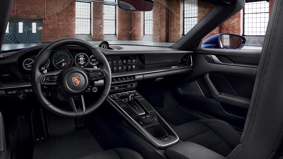 Heritage Design Ausstattung Pure mit erweiterten Lederumfängen, schwarz. Hinweis: aktuell eingeschränkte Verfügbarkeit. Bitte informieren Sie sich bei Ihrem Porsche Zentrum.