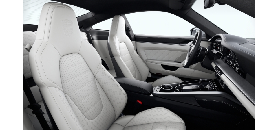 Two-Tone Exclusive Manufaktur Leather Interior in Black and Choice of colour