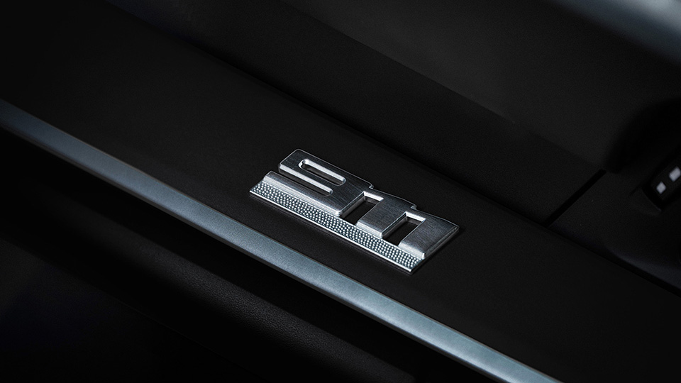 Heritage Design Ausstattung Pure mit erweiterten Lederumfängen, schwarz. Hinweis: aktuell eingeschränkte Verfügbarkeit. Bitte informieren Sie sich bei Ihrem Porsche Zentrum.