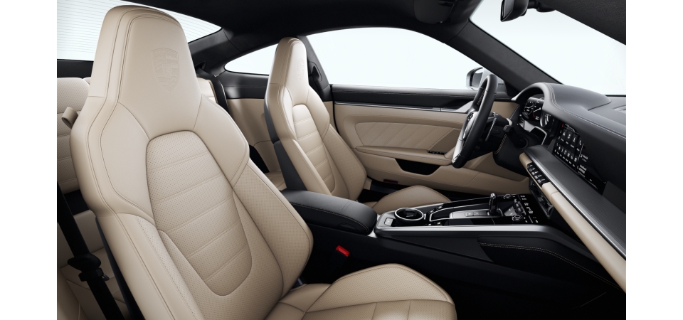 Two-Tone Exclusive Manufaktur Leather Interior in Black and Choice of colour