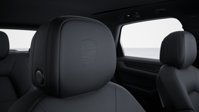 Priekinių sėdynių galvos atramos su įspausta „Porsche“ emblema