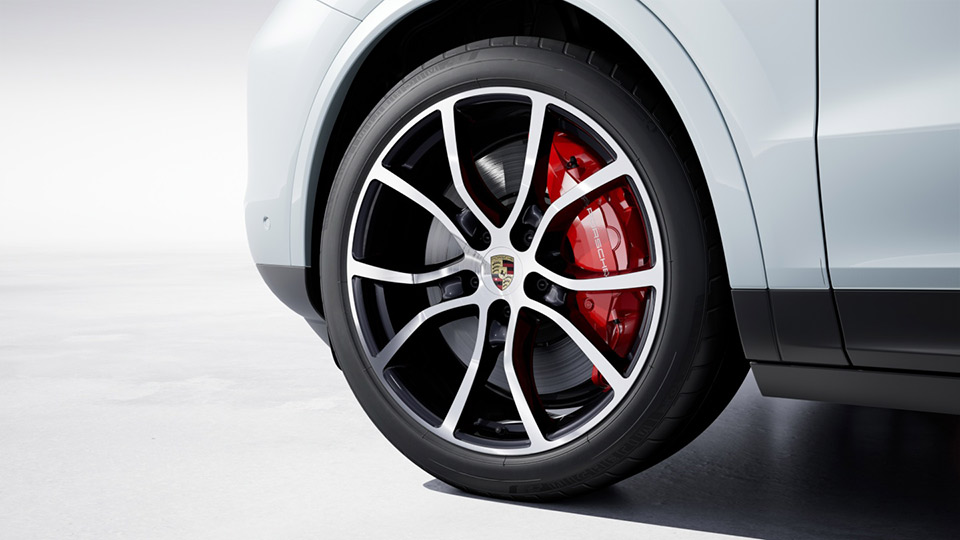 21-inch Cayenne Exclusive Design wheels in Chromite Black Metallic