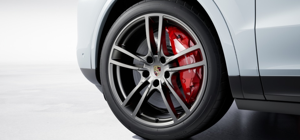 21-дюймові колісні диски Cayenne Turbo Design кольору Vesuvius Grey із розширеннями колісних арок у колір кузова