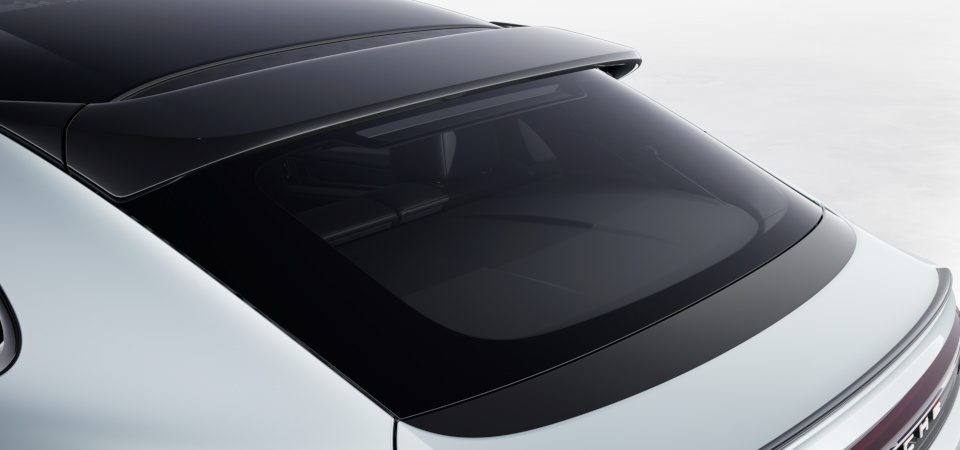 Roof spoiler painted in Black (high-gloss)