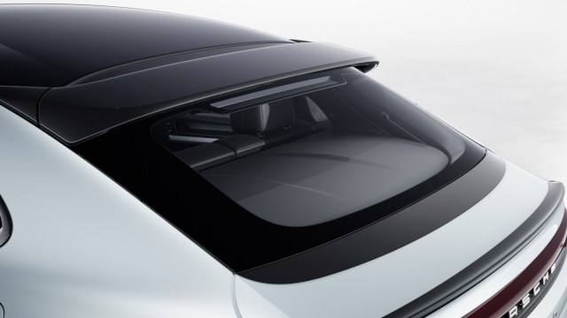 Roof spoiler painted in Black (high-gloss)