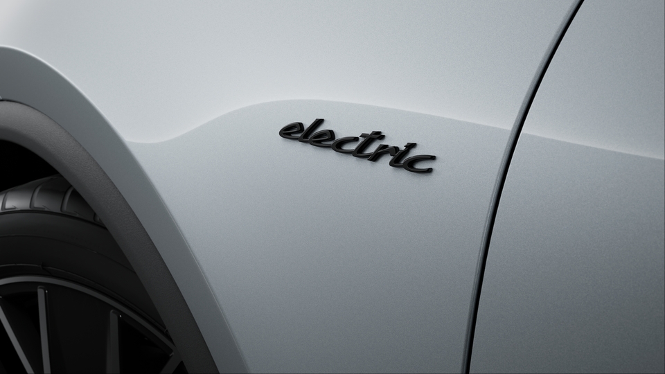 Позначення моделі та «електричний» логотип, нанесений чорним кольором (глянцевий)