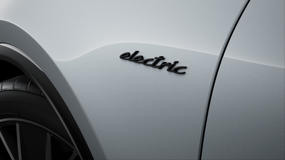 Modeļa apzīmējums un 'electric' logotips melnā spīdīgā krāsā