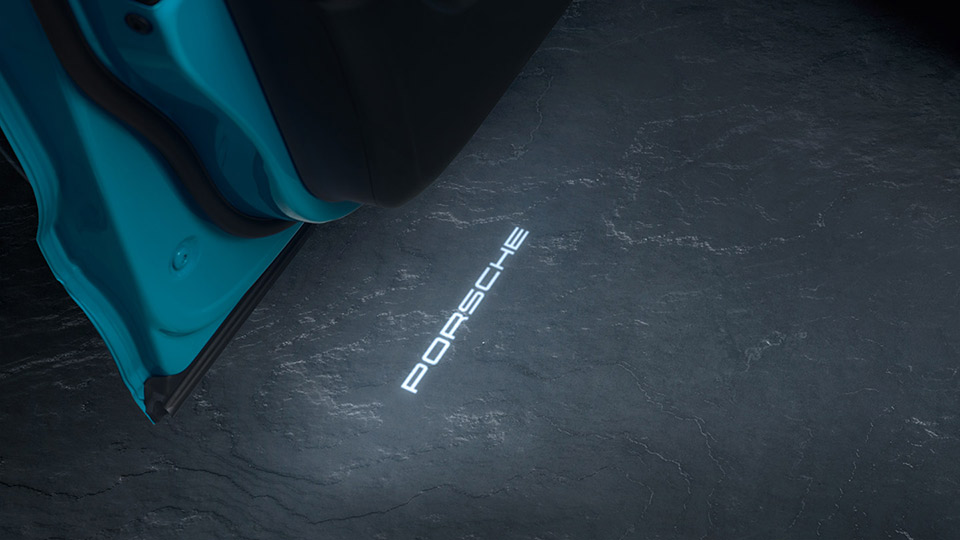 Šviečiantis „PORSCHE" LED logotipas durelėse