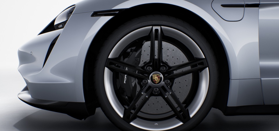 Porsche Ceramic Composite Brake (PCCB) com pinças de freio pintadas em preto (brilhante)