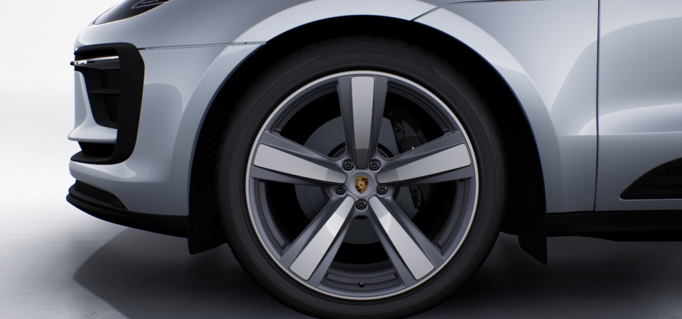 21-inch Exclusive Design Sport wheels painted in Platinum silver