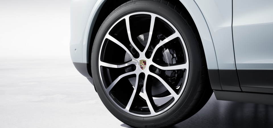 21-дюймовые диски Cayenne Exclusive Design окрашены в чёрный глянцевый цвет (high-gloss), c окрашенными расширителями колёсных арок