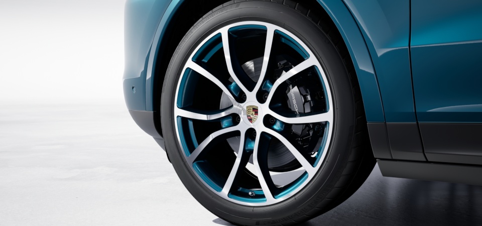 21-дюймовые диски Cayenne Exclusive Design окрашены в цвет кузова, c окрашенными расширителями колёсных арок