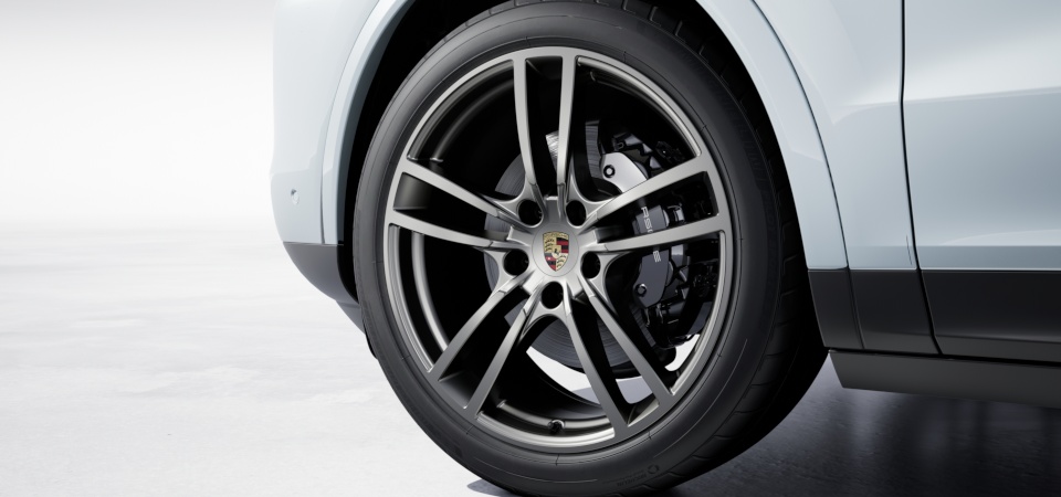 21-дюймовые диски Cayenne Turbo Design окрашены в серый цвет - Vesuvius Grey, c окрашенными расширителями колёсных арок