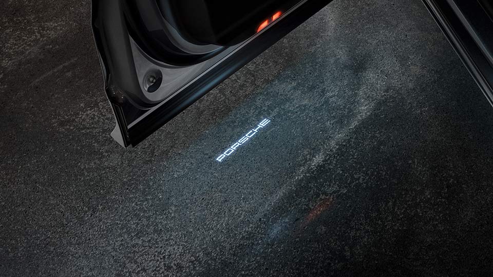 Porsche logotips priekšējās durvīs ar LED izgaismojumu