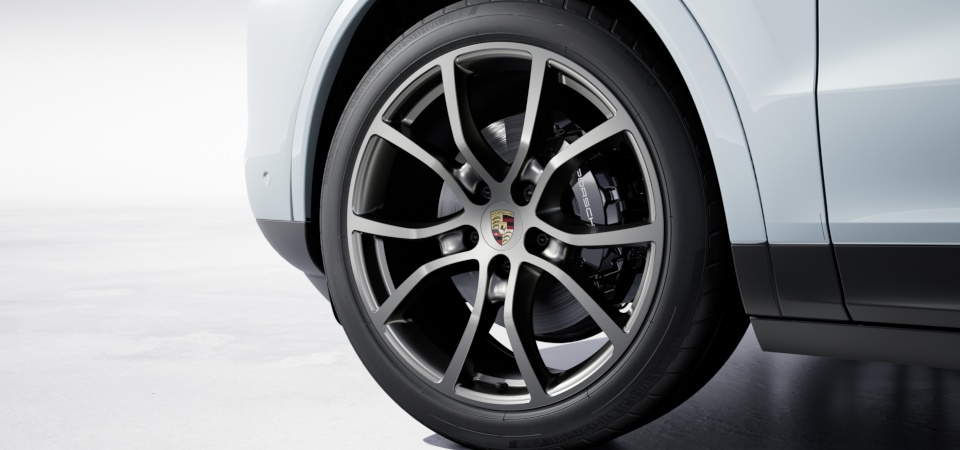 21-дюймовые диски Cayenne Exclusive Design окрашены в серый цвет - Vesuvius Grey, c окрашенными расширителями колёсных арок