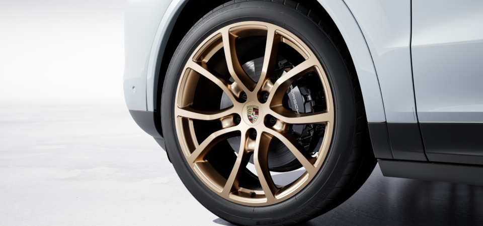 21-дюймовые диски Cayenne Exclusive Design окрашены в неодимовый цвет - Neodyme, c окрашенными расширителями колёсных арок