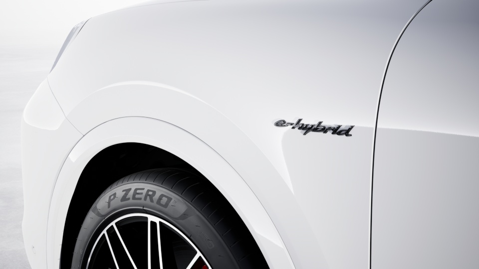 'Porsche' logotips un modeļa nosaukums melnā spīdīgā krāsā