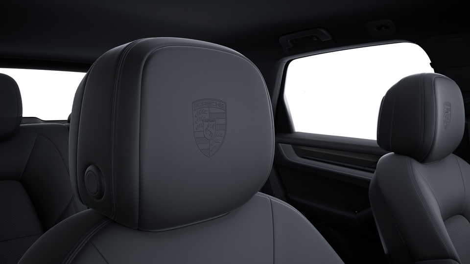 Porsche crest op de hoofdsteunen van de voorstoelen