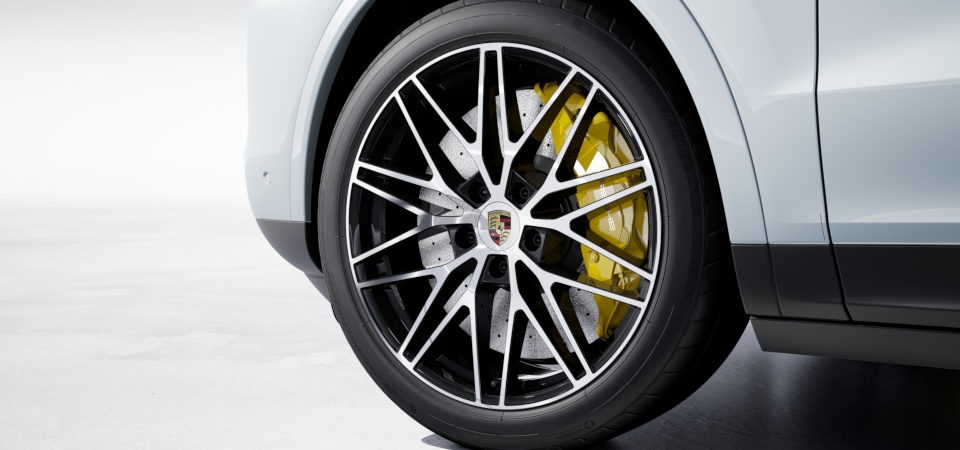Porsche keramiskā kompozītmateriāla bremzes (PCCB) ar dzeltenām bremžu skavām