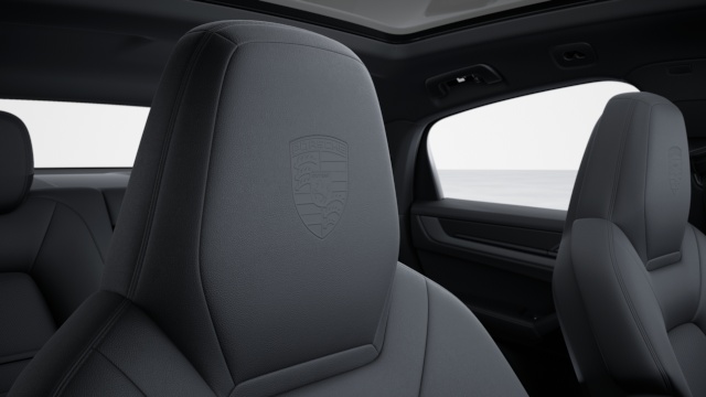 Escudo Porsche en los reposacabezas de los asientos delanteros