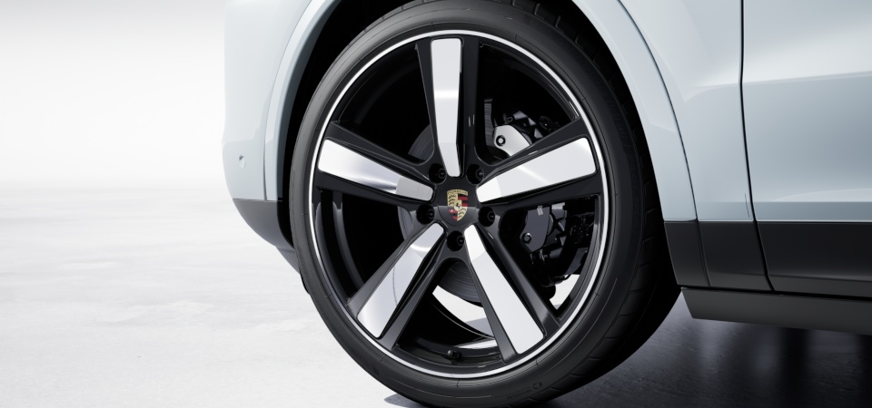 22-дюймовые колесные диски Exclusive Design Sport с черной глянцевой окраской.