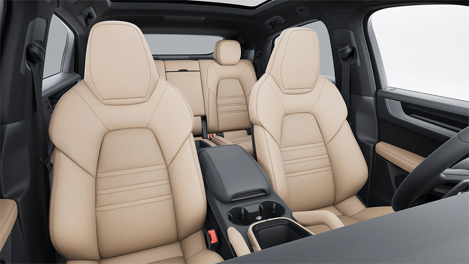 Partial leather interior in two-tone combination Black and Mojave Beige, seats in smooth-finish leather