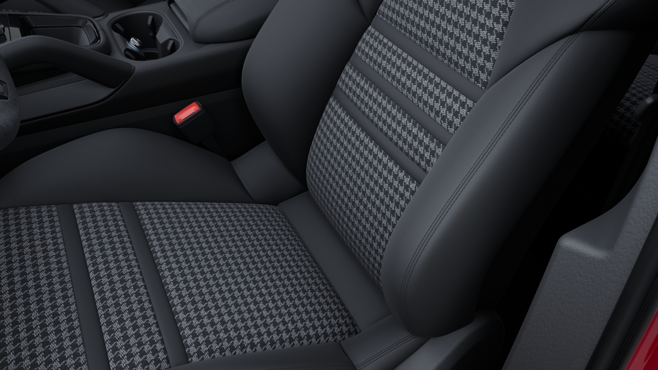 Prodloužený částečně kožený a Race-Tex interiér v černé barvě s textilními středy sedadel