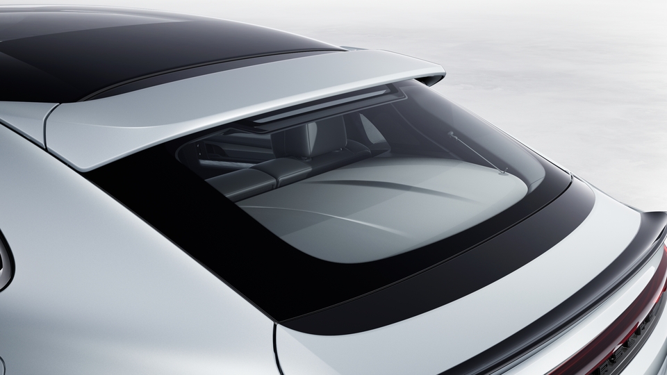 Roof spoiler in exterior colour