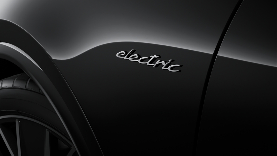 Désignation du modèle et logo 'electric' peints en Argent