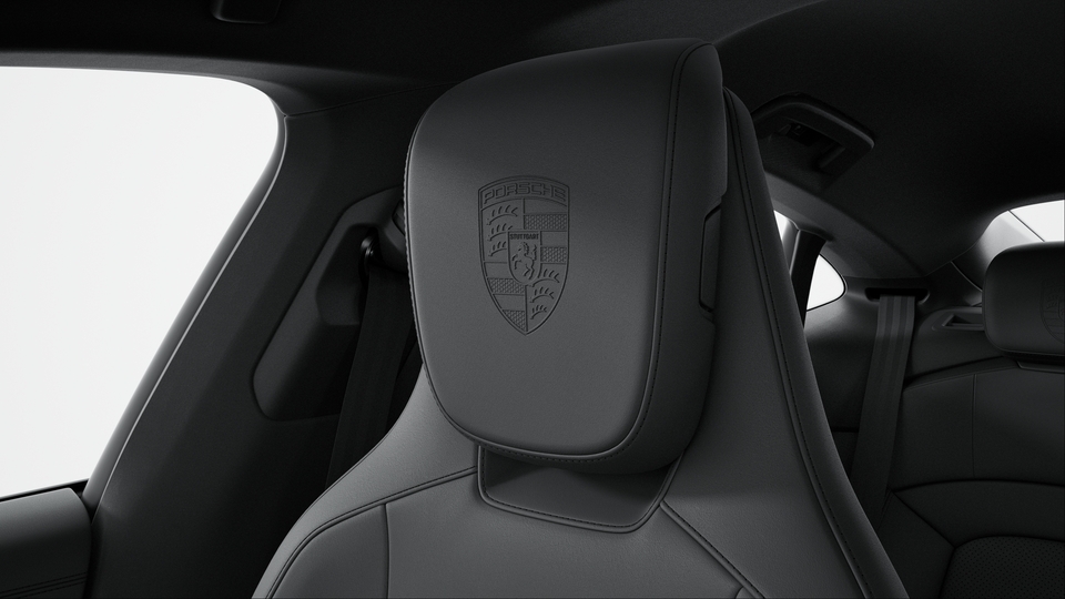 Priekšējo un aizmugurējo sānu sēdekļu galvas balstos iespiests Porsche ģerbonis