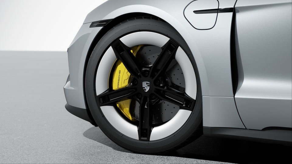 Porsche Ceramic Composite Brake (PCCB) mit Bremssätteln lackiert in Gelb