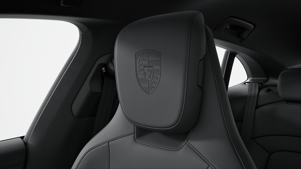 Priekinių sėdynių galvos atramos su įspausta „Porsche“ emblema