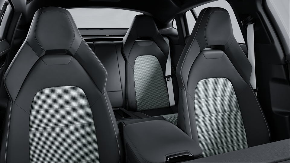 Интерьер без использования кожи в отделке (Leather-Free Interior) чёрного цвета - Black, средние части сидений с отделкой тканью Pepita