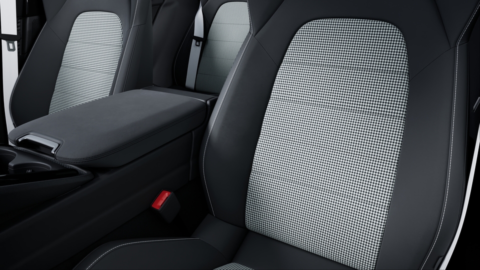 Интерьер без использования кожи в отделке (Leather-Free Interior) чёрного цвета - Black, средние части сидений с отделкой тканью Pepita