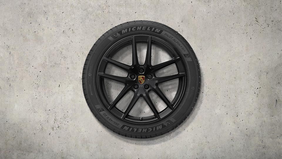 20-inch Macan S winter wheel-and-tire set, painted in Black (satin-gloss)