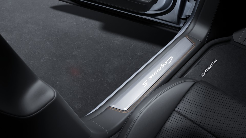 Inner door sill guards in leather with coloured decorative stitching