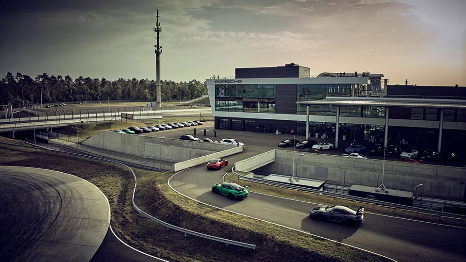 Reservierung Werksabholung im Porsche Experience Center Hockenheimring inkl. dynamischer Fahrzeugeinweisung. Buchbar als Werksabholung (UVP 2.023,00€), Werksabholung Advanced (UVP 2.875,00€) oder Werksabholung Accelerate (UVP 4.959,00€) (jew. inkl. MwSt.). Programm-/Terminauswahl erfolgen separat.