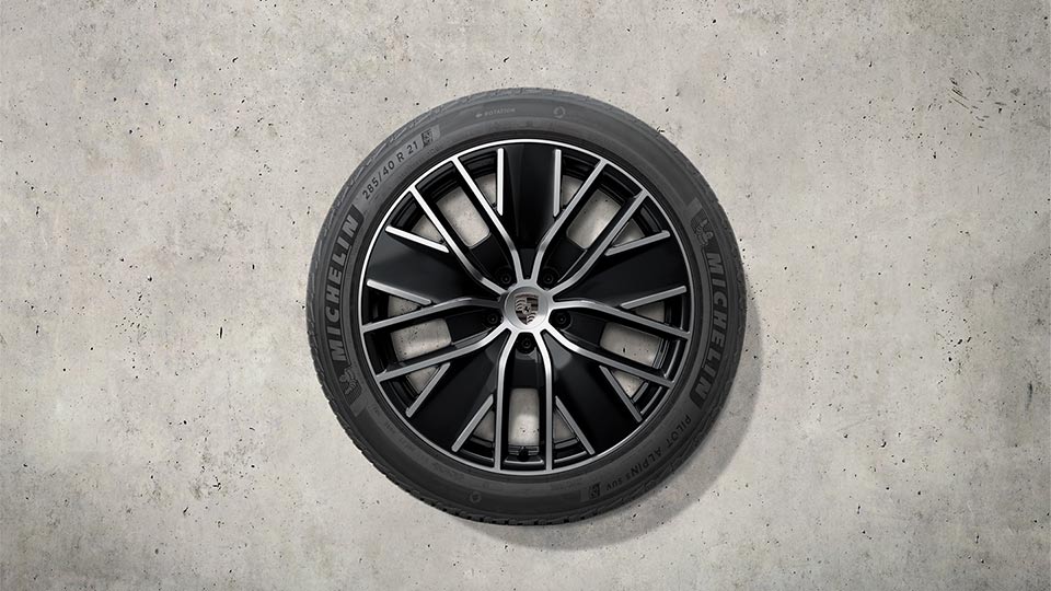 21 英寸 Macan Design 冬季车轮和轮胎套件，喷涂为黑色（高光）