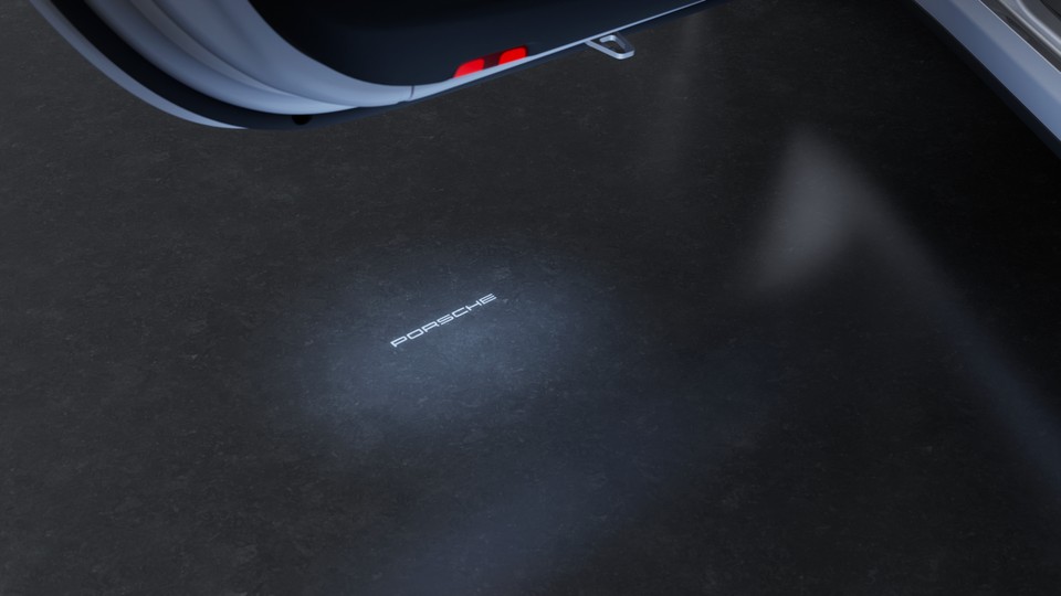 Porsche logotips priekšējās durvīs ar LED izgaismojumu