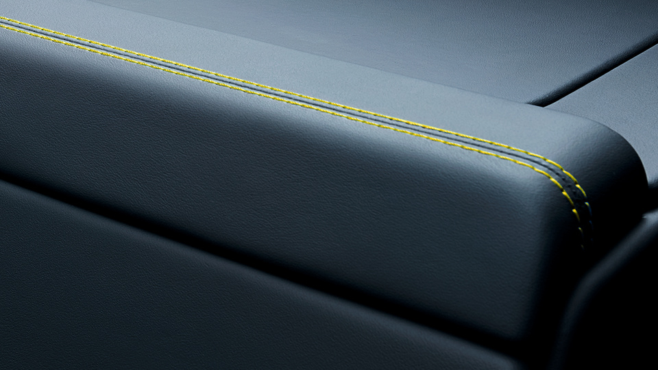 Boîte arrière Panneau décoratif en noir avec couture décorative en jaune racing.