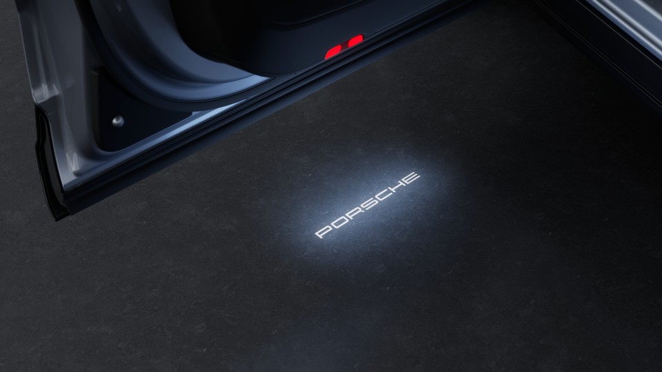 LED осветление на зоната пред вратите с емблема "PORSCHE"