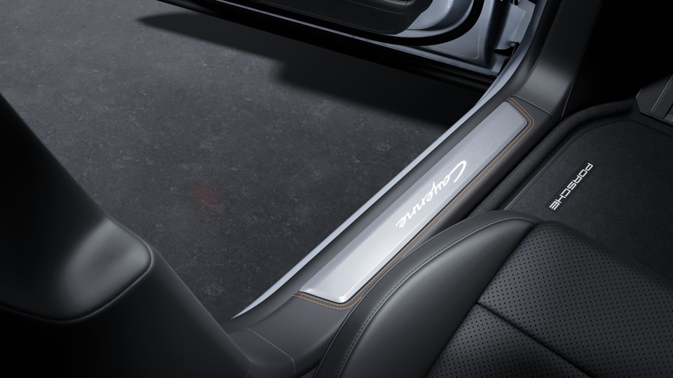 Inner door sill guards in leather with coloured decorative stitching
