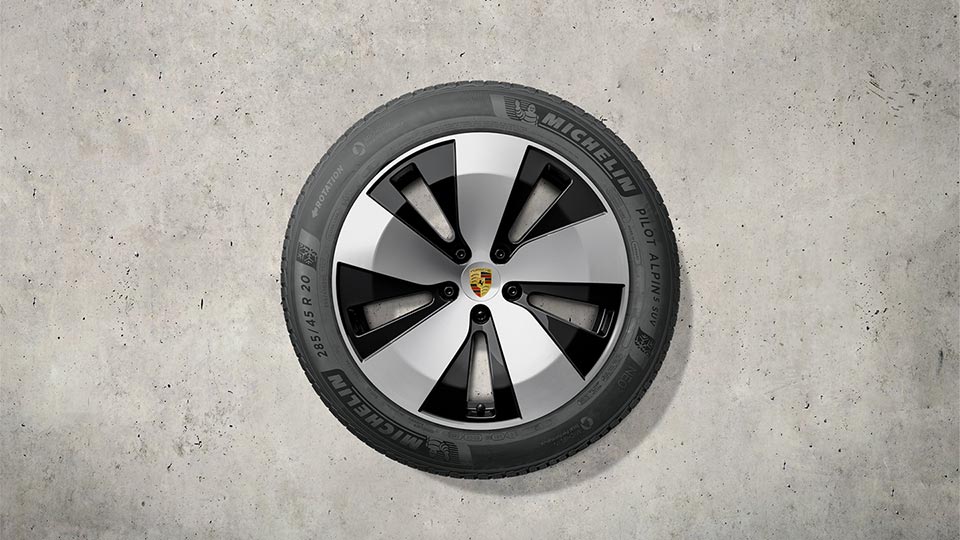 20-inch Macan winter wheel-and-tire set, painted in Black (high-gloss)