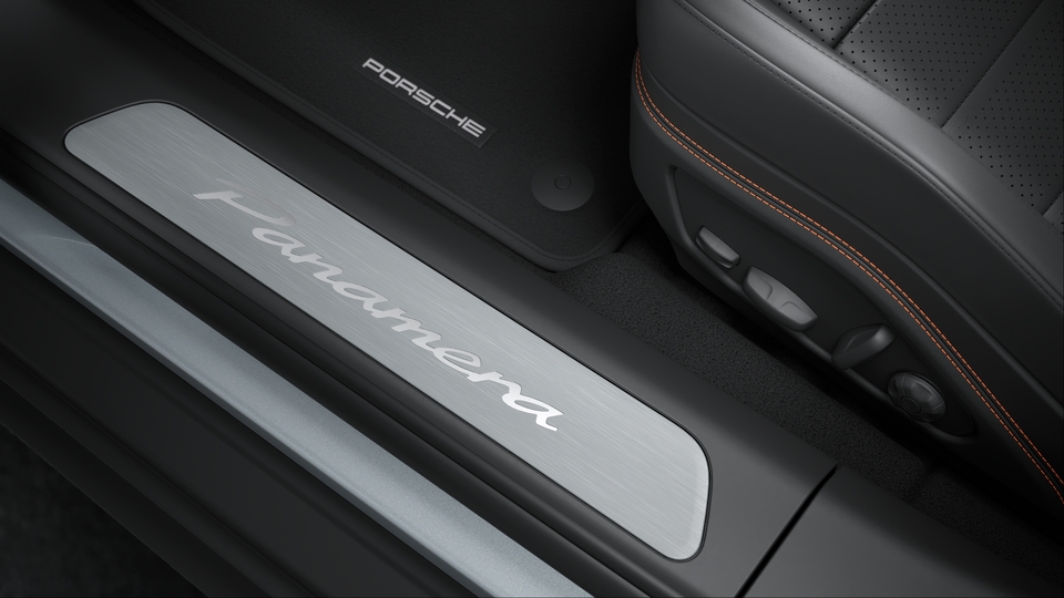 Seat consoles in leather with coloured decorative stitching